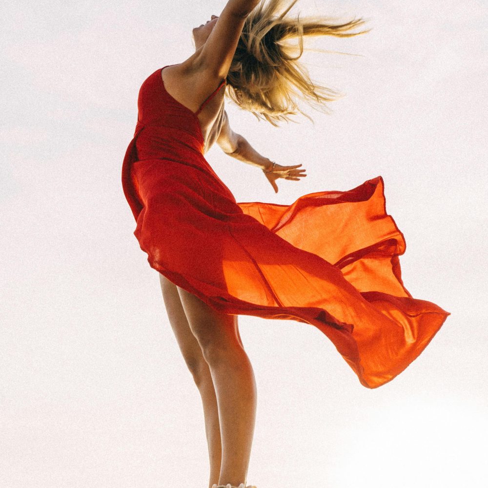 femme en rouge