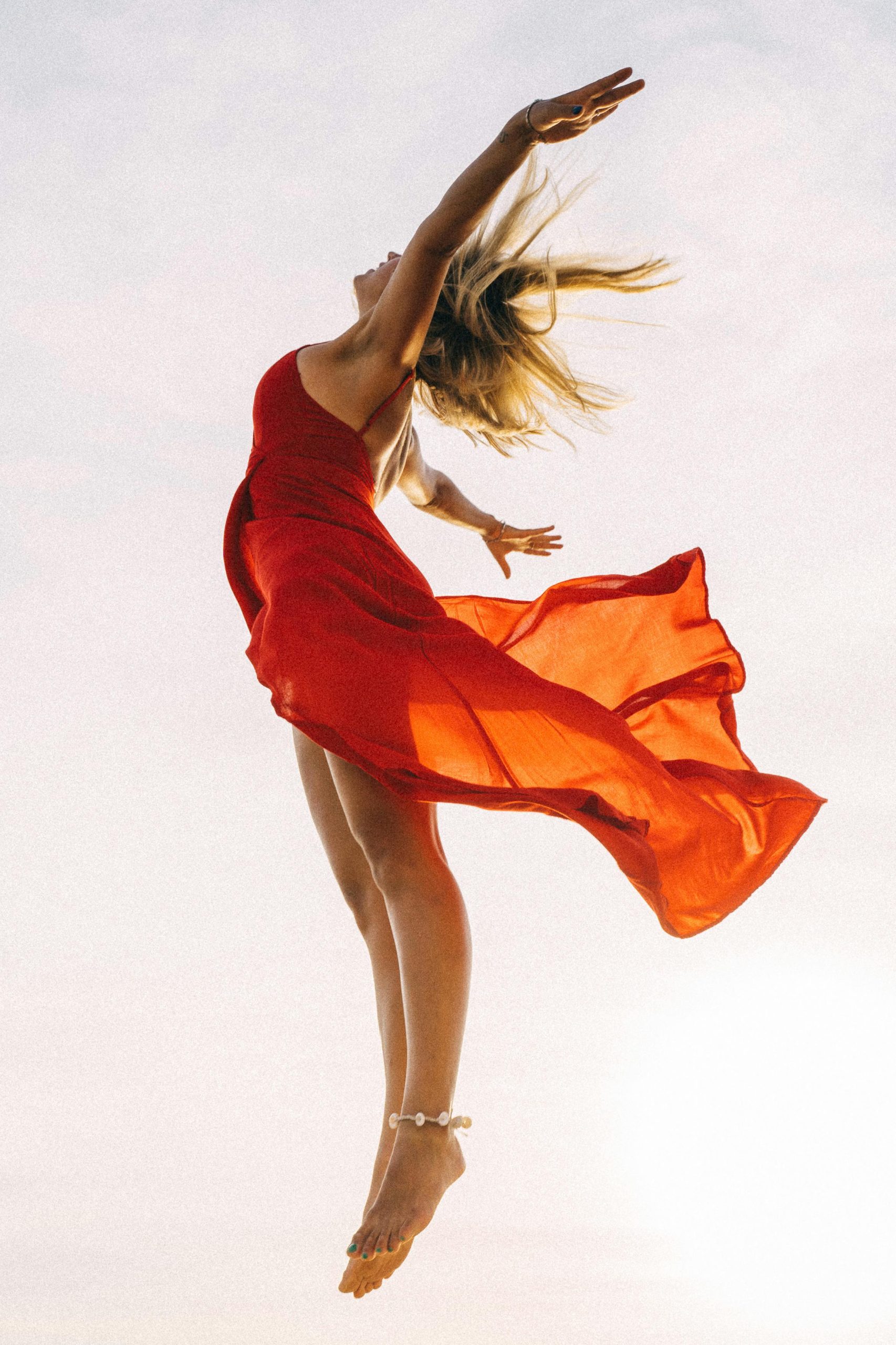 femme en rouge